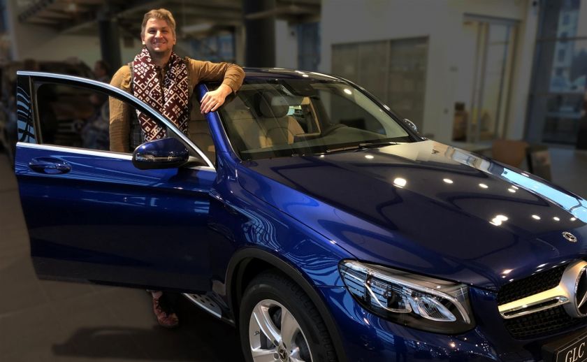 Ints Teterovskis ar jauno Mercedes-Benz GLC pa dubļiem un pa ceļu